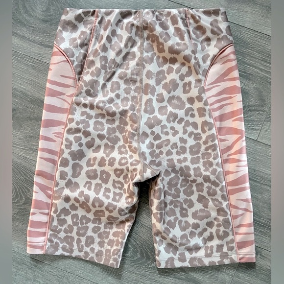 Good American Electric Feel Animal Print Biker Shorts & upper cut Sports bra - Picture 14 of 15